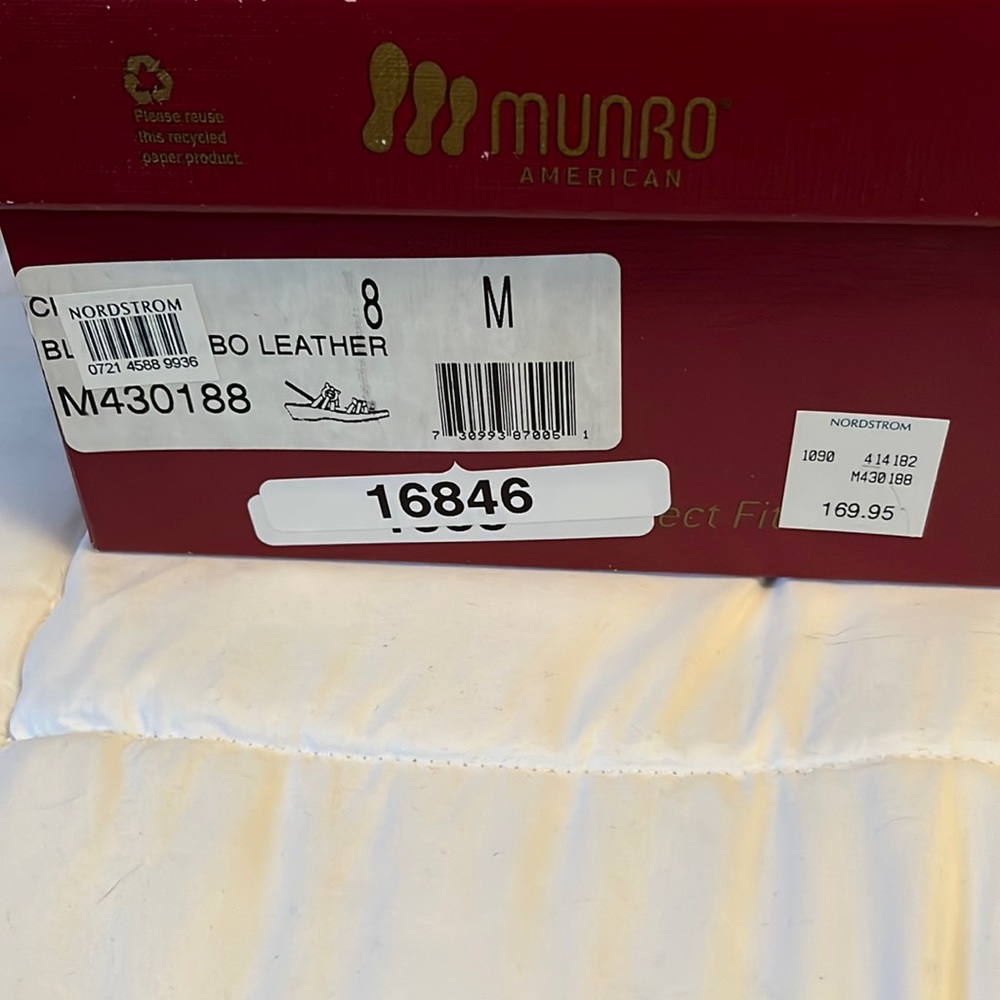 NIB comfy sandals